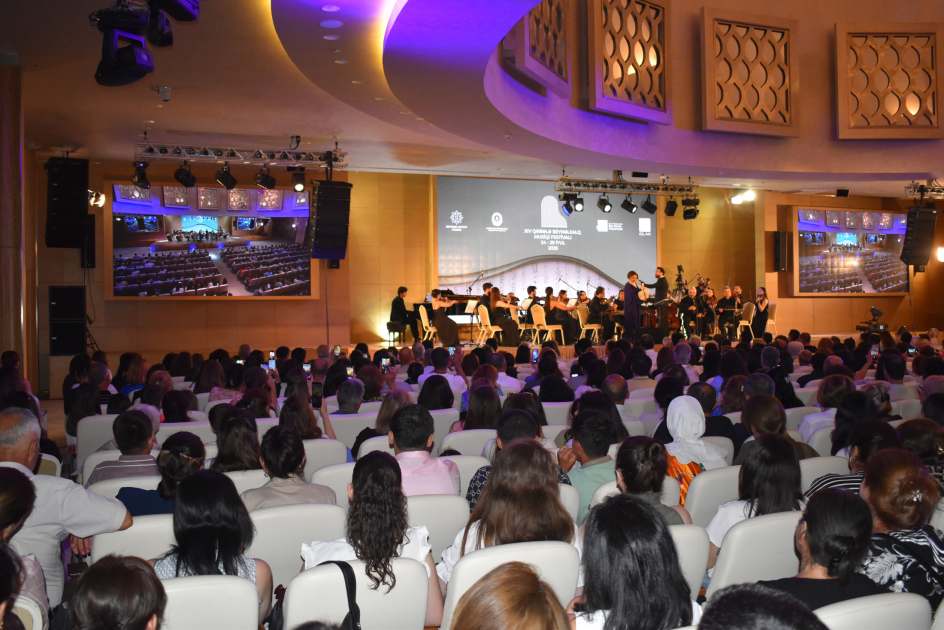 Xanəndə Nəzakət Teymurova Qəbələ festivalında musiqisevərlərə xoş anlar bəxş edib (FOTO/VİDEO)