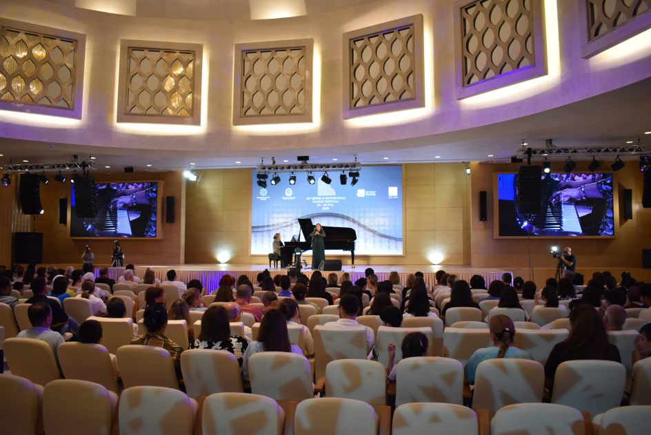 Qəbələ festivalında Üzeyir Hacıbəylinin 140 illiyinə həsr edilmiş konsert təqdim olunub (FOTO)