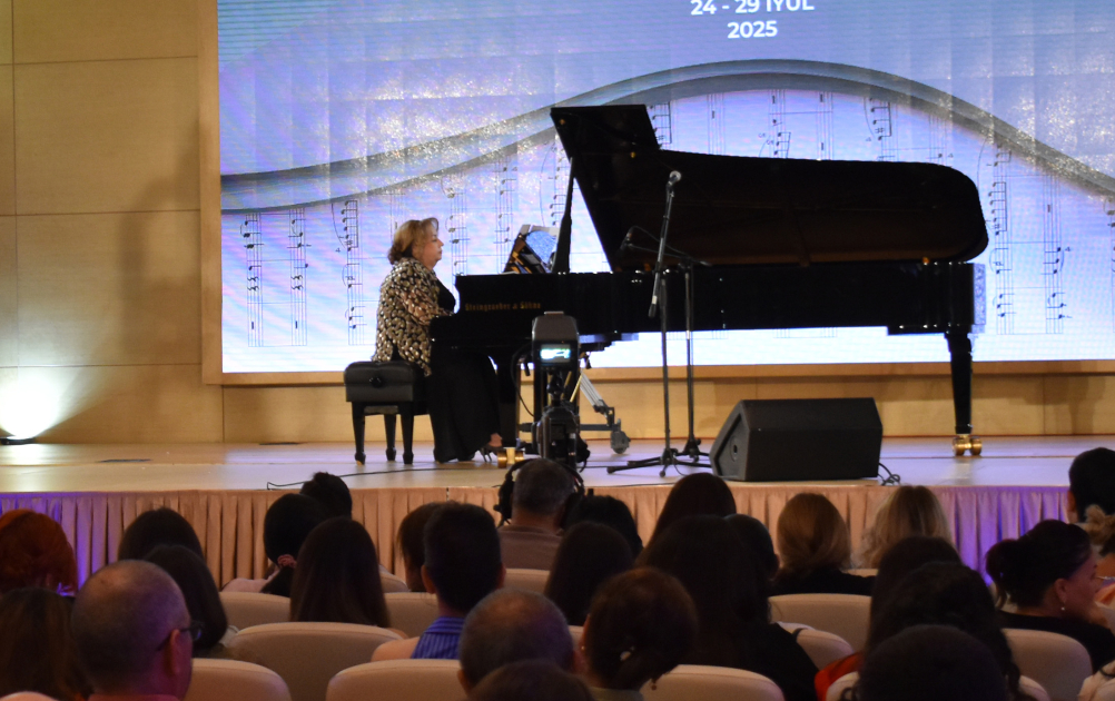 Qəbələ festivalında Üzeyir Hacıbəylinin 140 illiyinə həsr edilmiş konsert təqdim olunub (FOTO)