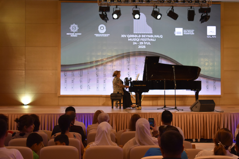 Qəbələ festivalında Üzeyir Hacıbəylinin 140 illiyinə həsr edilmiş konsert təqdim olunub (FOTO)
