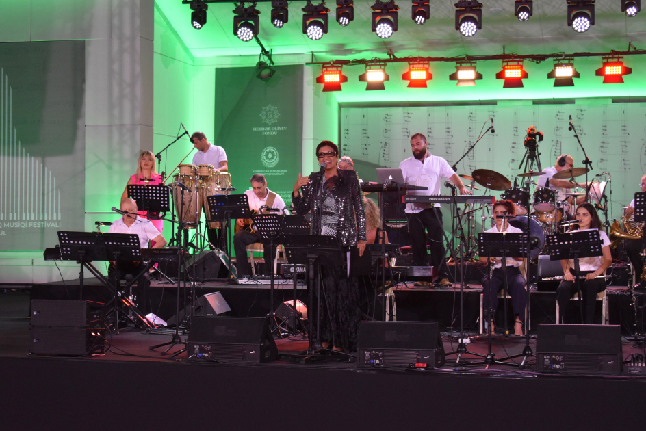 Qəbələ festivalında “Tbilisi Big Band” musiqi qrupu enerji dolu çıxışı ilə musiqisevərləri sevindirib (FOTO)