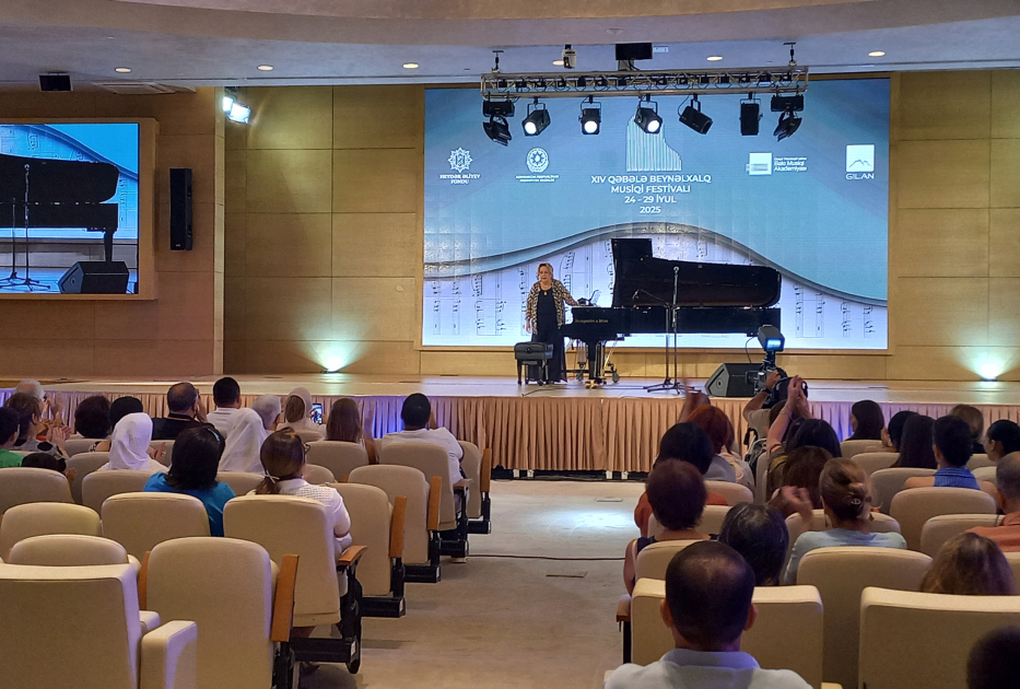 Qəbələ festivalında Üzeyir Hacıbəylinin 140 illiyinə həsr edilmiş konsert təqdim olunub (FOTO)