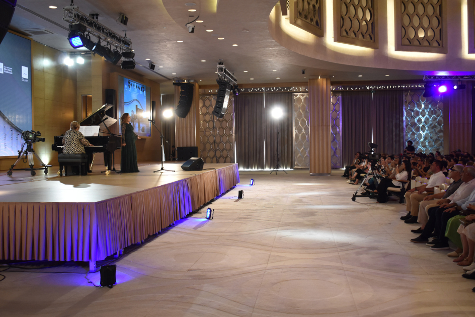 Qəbələ festivalında Üzeyir Hacıbəylinin 140 illiyinə həsr edilmiş konsert təqdim olunub (FOTO)