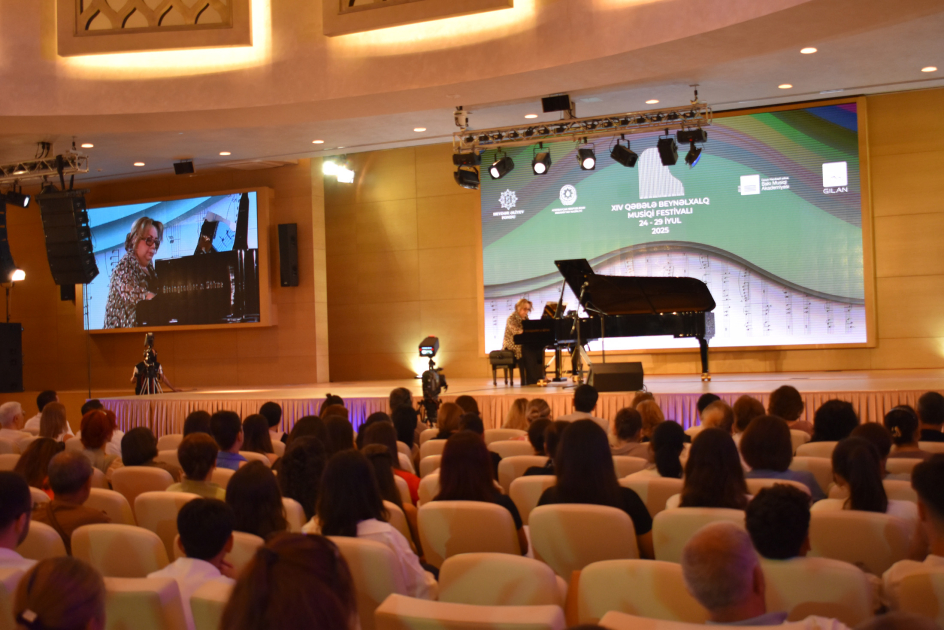 Qəbələ festivalında Üzeyir Hacıbəylinin 140 illiyinə həsr edilmiş konsert təqdim olunub (FOTO)