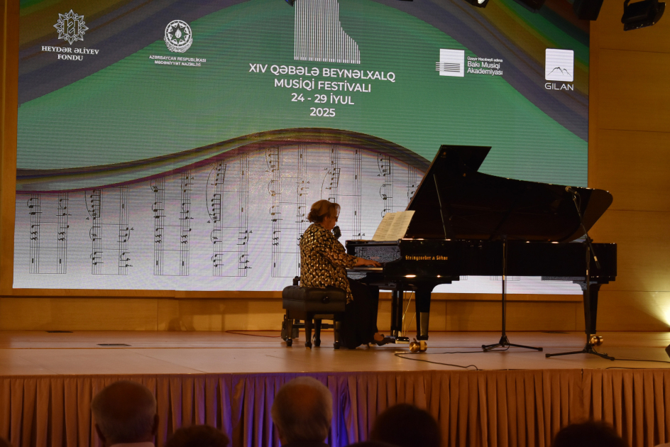 Qəbələ festivalında Üzeyir Hacıbəylinin 140 illiyinə həsr edilmiş konsert təqdim olunub (FOTO)