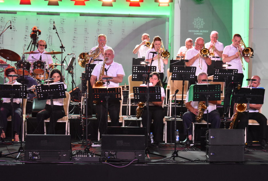 Qəbələ festivalında “Tbilisi Big Band” musiqi qrupu enerji dolu çıxışı ilə musiqisevərləri sevindirib (FOTO)