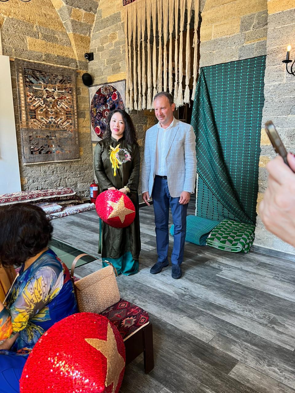 “Azərxalça” ASC-nin xalçaları yaxın gələcəkdə Vyetnamda sərgilənəcək (FOTO)