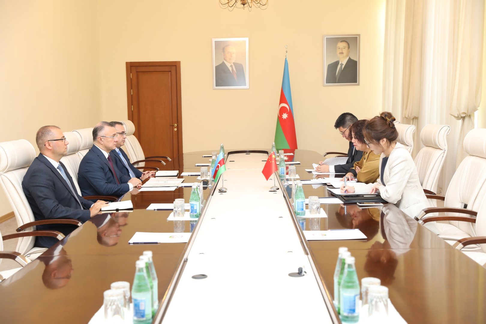 Səhiyyə naziri və Çin səfiri əməkdaşlığın yeni mərhələsini müzakirə ediblər
