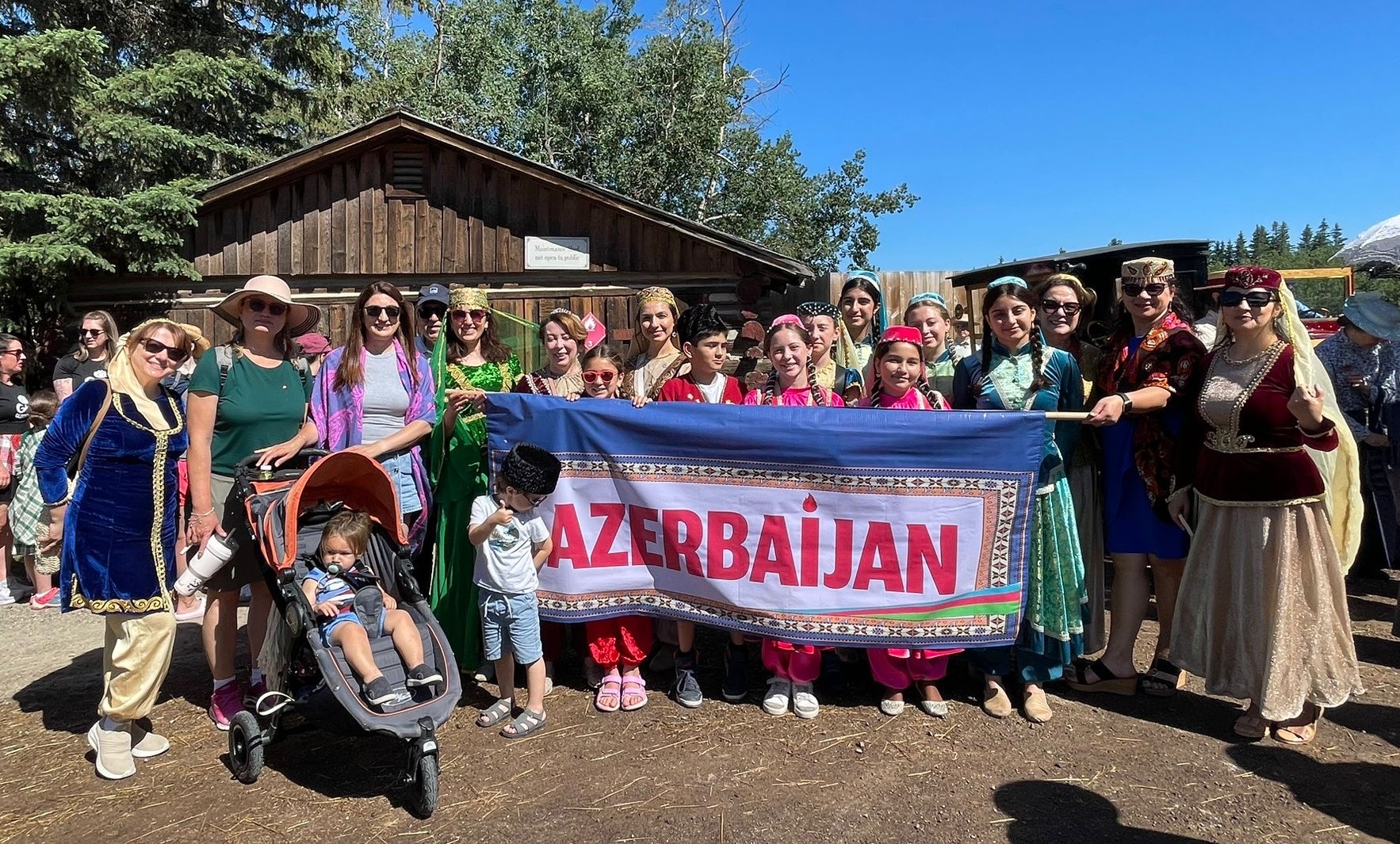 Kanadada yaşayan soydaşlarımız üç böyük paradda ölkəmizi təmsil edib (FOTO)