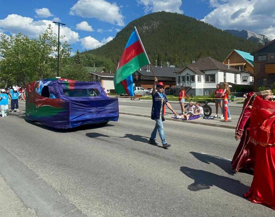 Kanadada yaşayan soydaşlarımız üç böyük paradda ölkəmizi təmsil edib (FOTO)