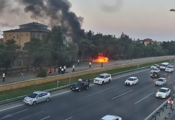 Bakıda yolda maşın yandı (FOTO)
