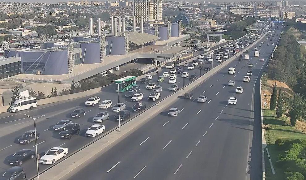 Sürücülərin NƏZƏRİNƏ: Paytaxtın bir sıra yollarında tıxac var - SİYAHI (FOTO)