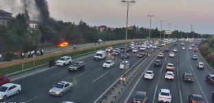Bakıda yolda maşın yandı (FOTO)