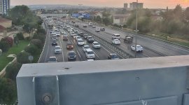 Bakıda yolda maşın yandı (FOTO)