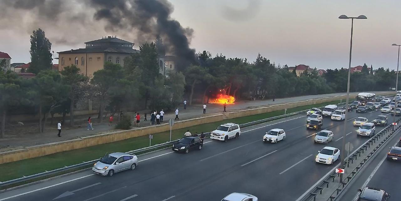 Bakıda yolda maşın yandı (FOTO)