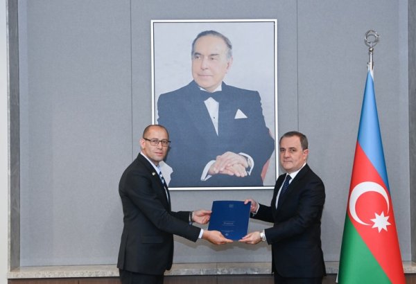 İsrailin yeni səfiri etimadnaməsinin surətini Ceyhun Bayramova təqdim edib