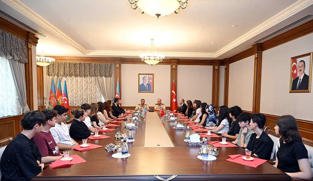 Müdafiə naziri türkiyəli şəhid ailələri ilə görüşüb (FOTO)