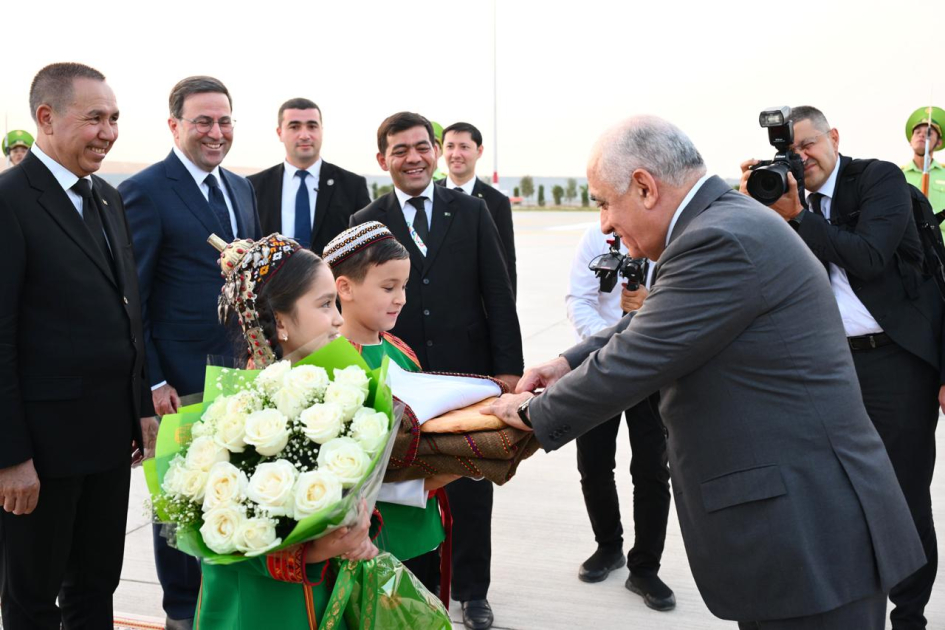 Əli Əsədov Türkmənistana işgüzar səfərə gedib (FOTO)