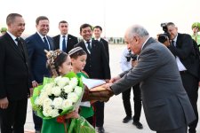 Əli Əsədov Türkmənistana işgüzar səfərə gedib (FOTO)