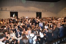 Xalq yazıçısı Elçin Əfəndiyevin nəşi Fəxri xiyabana yola salınıb (FOTO) (YENİLƏNİB)