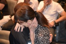 Xalq yazıçısı Elçin Əfəndiyevin nəşi Fəxri xiyabana yola salınıb (FOTO) (YENİLƏNİB)