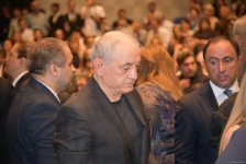 Xalq yazıçısı Elçin Əfəndiyevin nəşi Fəxri xiyabana yola salınıb (FOTO) (YENİLƏNİB)