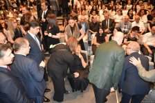 Xalq yazıçısı Elçin Əfəndiyevin nəşi Fəxri xiyabana yola salınıb (FOTO) (YENİLƏNİB)