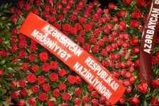 Xalq yazıçısı Elçin Əfəndiyevin nəşi Fəxri xiyabana yola salınıb (FOTO) (YENİLƏNİB)