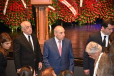 Xalq yazıçısı Elçin Əfəndiyevin nəşi Fəxri xiyabana yola salınıb (FOTO) (YENİLƏNİB)