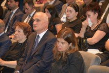 Xalq yazıçısı Elçin Əfəndiyevin nəşi Fəxri xiyabana yola salınıb (FOTO) (YENİLƏNİB)