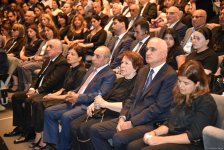 Xalq yazıçısı Elçin Əfəndiyevin nəşi Fəxri xiyabana yola salınıb (FOTO) (YENİLƏNİB)