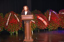 Xalq yazıçısı Elçin Əfəndiyevin nəşi Fəxri xiyabana yola salınıb (FOTO) (YENİLƏNİB)