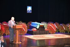 Xalq yazıçısı Elçin Əfəndiyevin nəşi Fəxri xiyabana yola salınıb (FOTO) (YENİLƏNİB)
