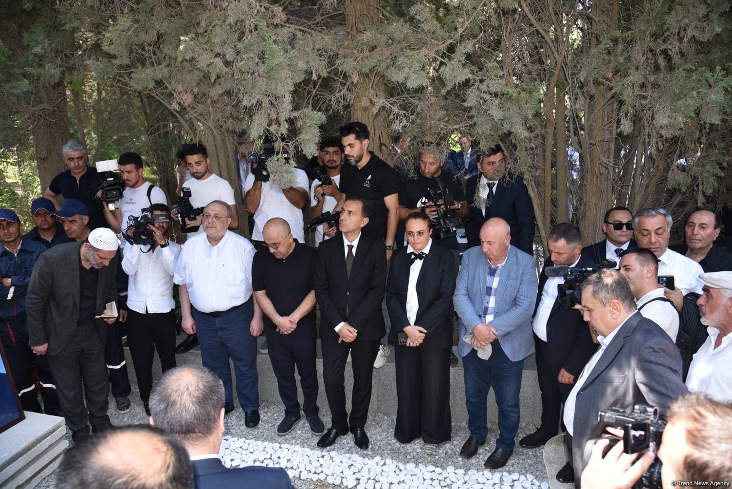 Xalq yazıçısı Elçin Əfəndiyev I Fəxri xiyabanda dəfn olunub (FOTO) (YENİLƏNİB)