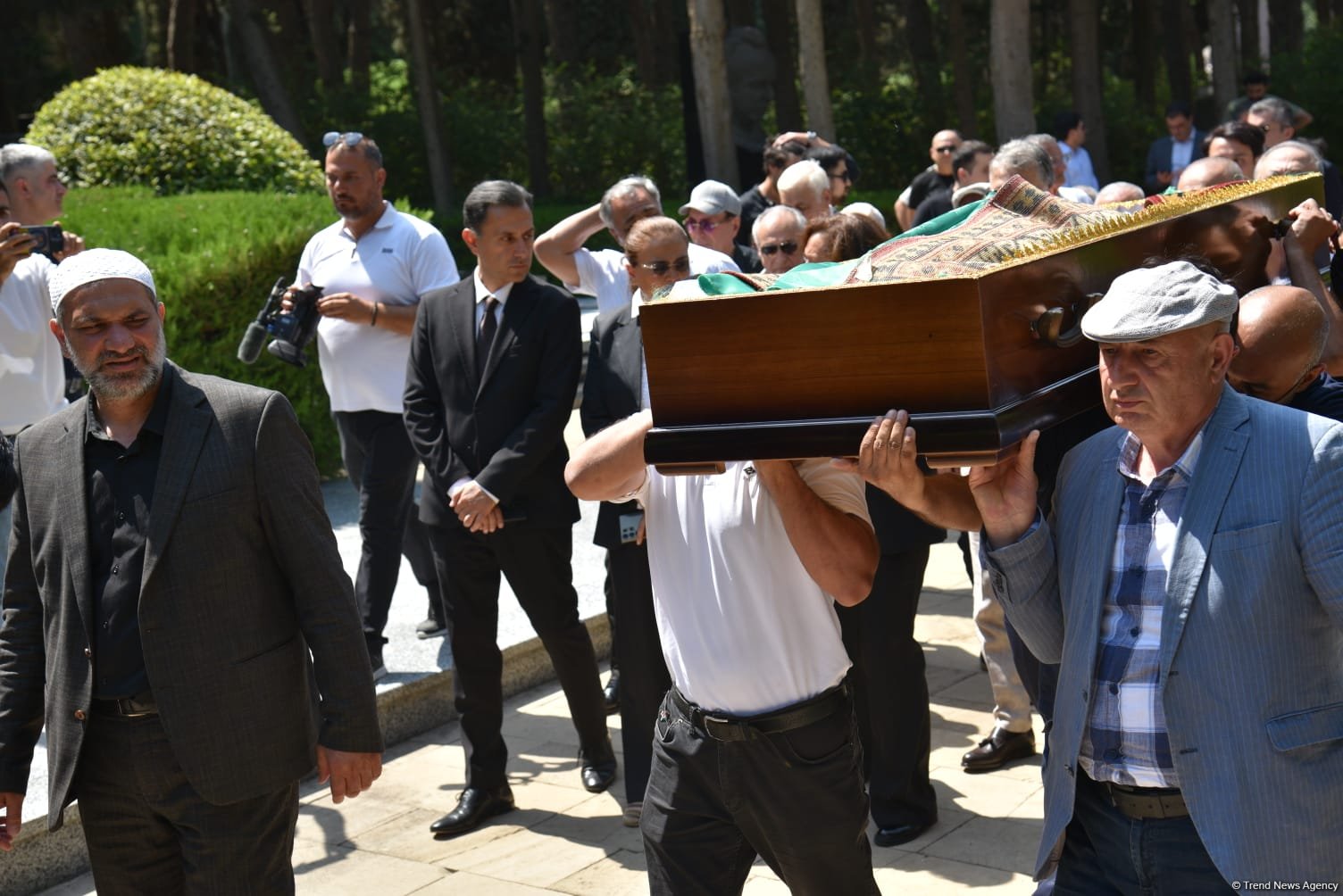 Xalq yazıçısı Elçin Əfəndiyev I Fəxri xiyabanda dəfn olunub (FOTO) (YENİLƏNİB)