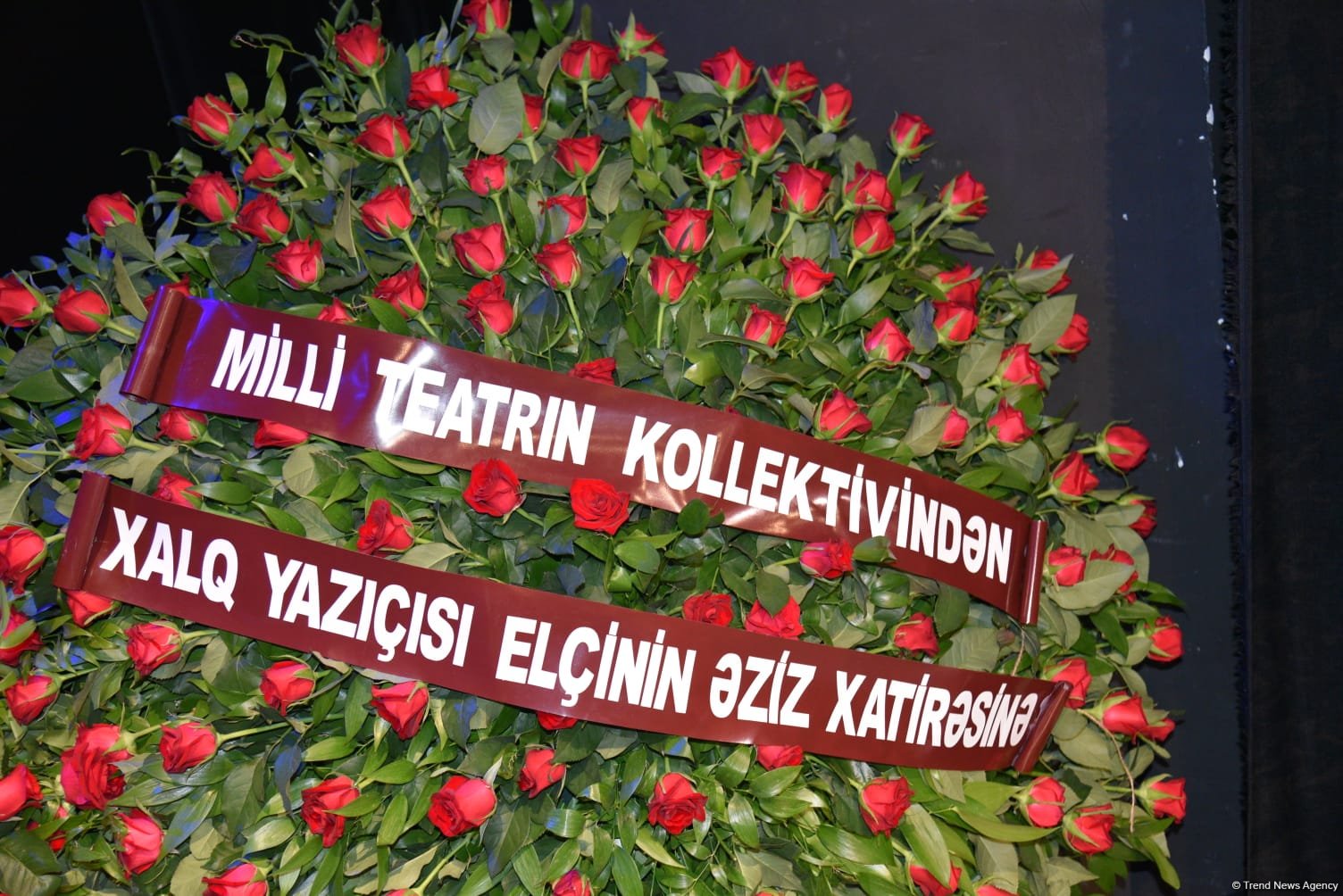 Xalq yazıçısı Elçin Əfəndiyevin nəşi Fəxri xiyabana yola salınıb (FOTO) (YENİLƏNİB)