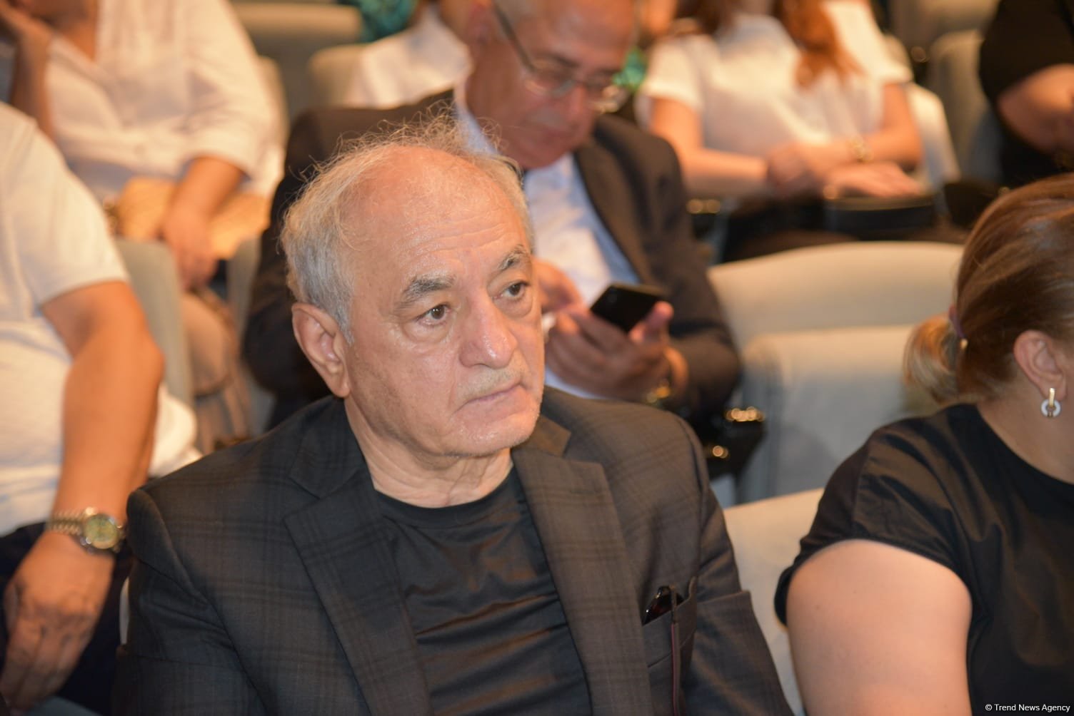 Xalq yazıçısı Elçin Əfəndiyevin nəşi Fəxri xiyabana yola salınıb (FOTO) (YENİLƏNİB)