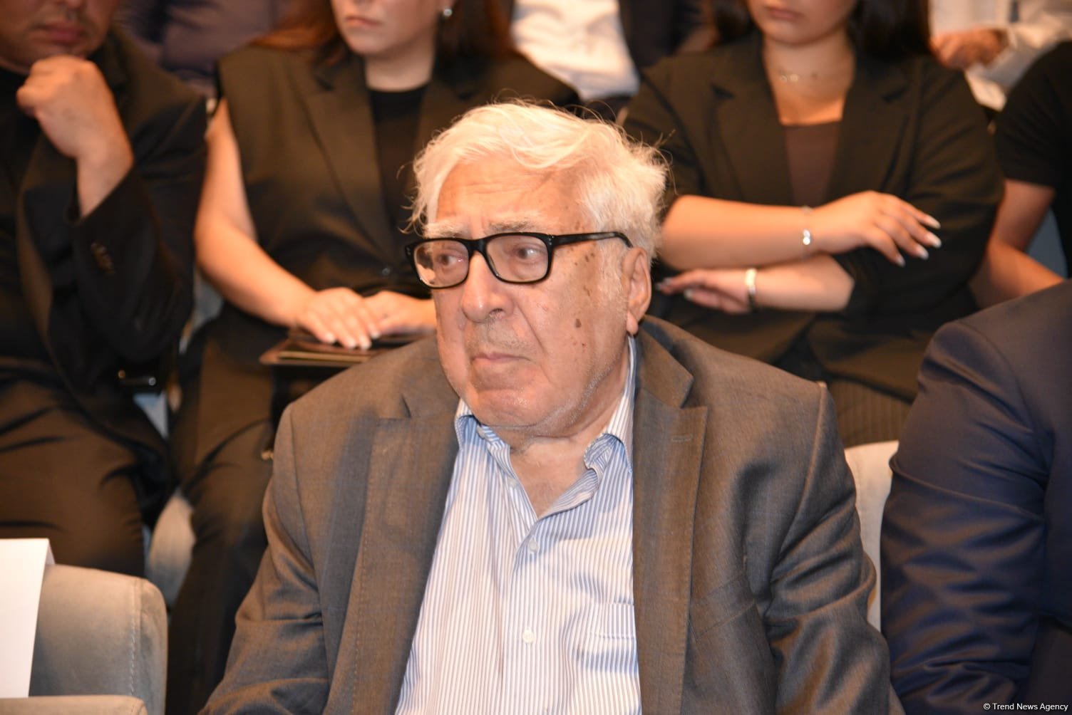 Xalq yazıçısı Elçin Əfəndiyevin nəşi Fəxri xiyabana yola salınıb (FOTO) (YENİLƏNİB)