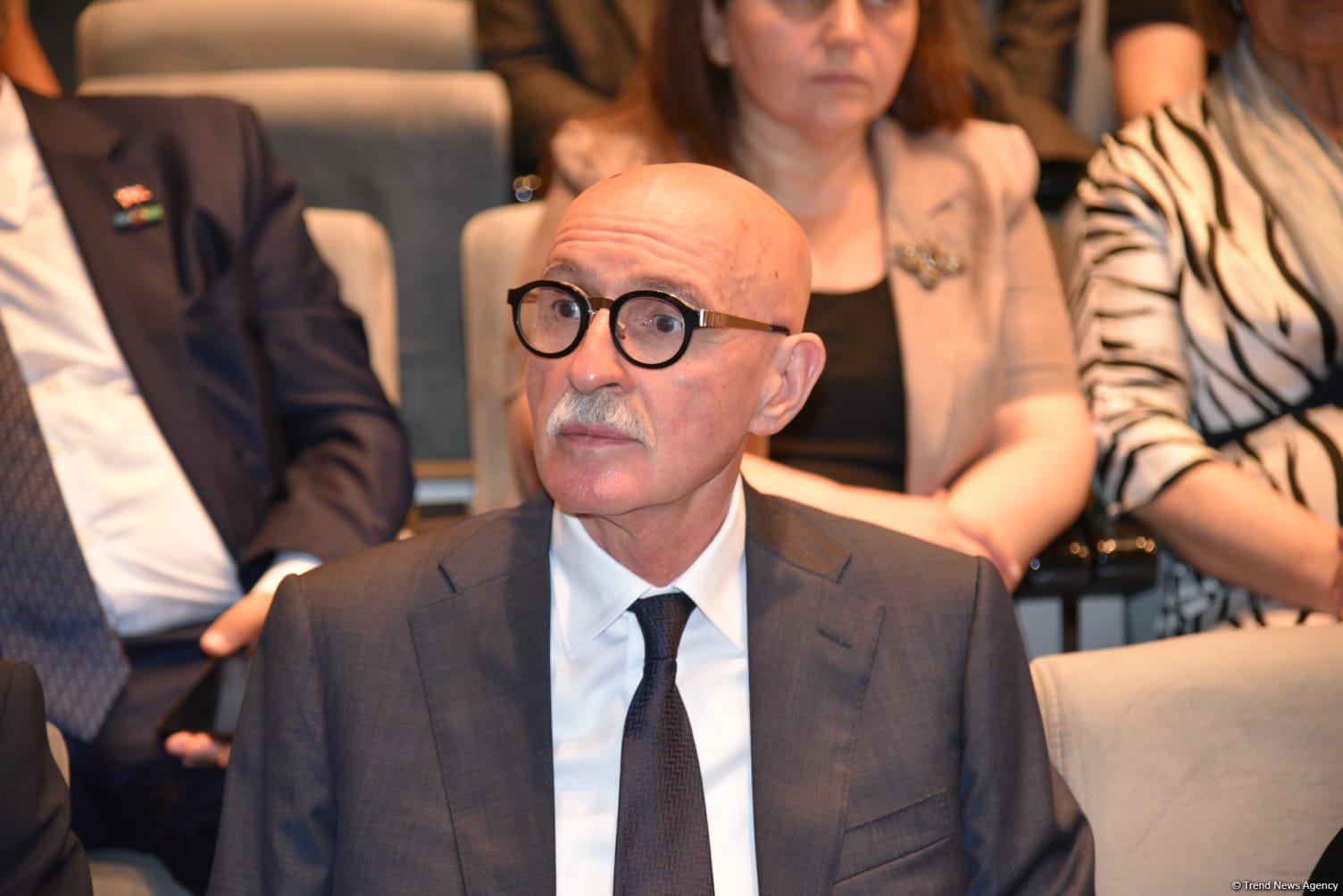 Xalq yazıçısı Elçin Əfəndiyevin nəşi Fəxri xiyabana yola salınıb (FOTO) (YENİLƏNİB)