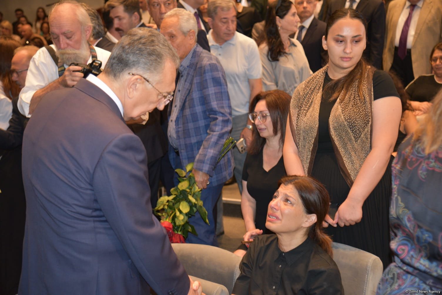Xalq yazıçısı Elçin Əfəndiyevin nəşi Fəxri xiyabana yola salınıb (FOTO) (YENİLƏNİB)