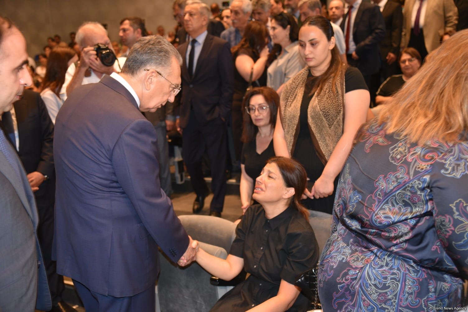 Xalq yazıçısı Elçin Əfəndiyevin nəşi Fəxri xiyabana yola salınıb (FOTO) (YENİLƏNİB)