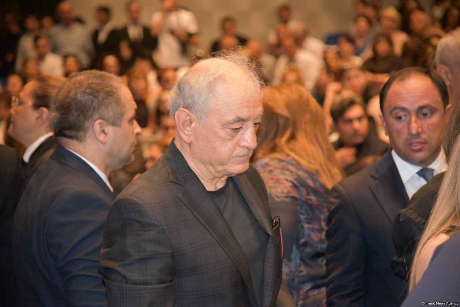 Xalq yazıçısı Elçin Əfəndiyevin nəşi Fəxri xiyabana yola salınıb (FOTO) (YENİLƏNİB)