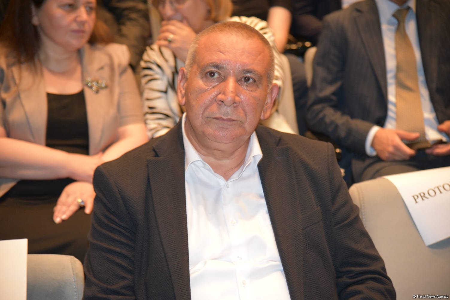 Xalq yazıçısı Elçin Əfəndiyevin nəşi Fəxri xiyabana yola salınıb (FOTO) (YENİLƏNİB)
