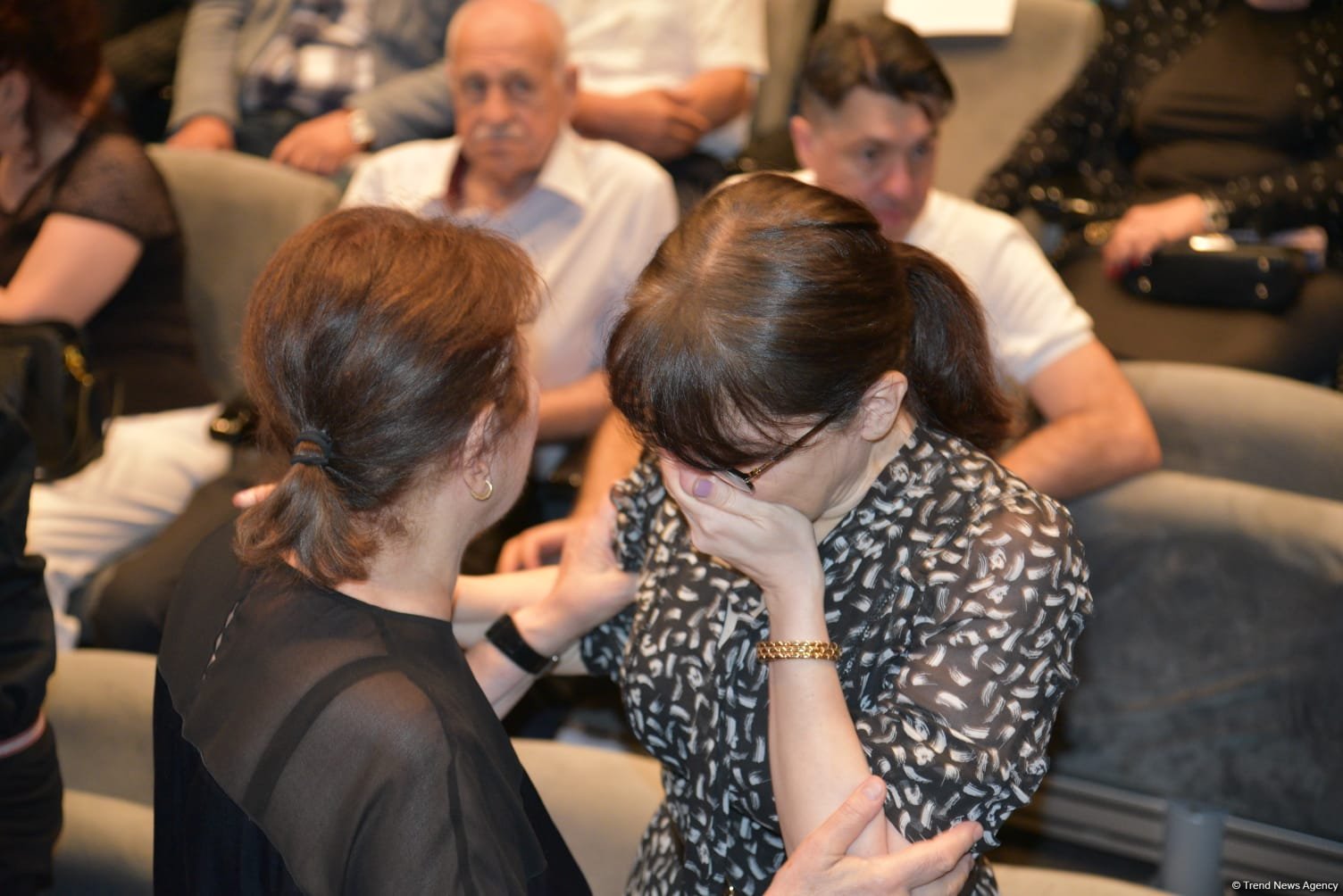 Xalq yazıçısı Elçin Əfəndiyevin nəşi Fəxri xiyabana yola salınıb (FOTO) (YENİLƏNİB)