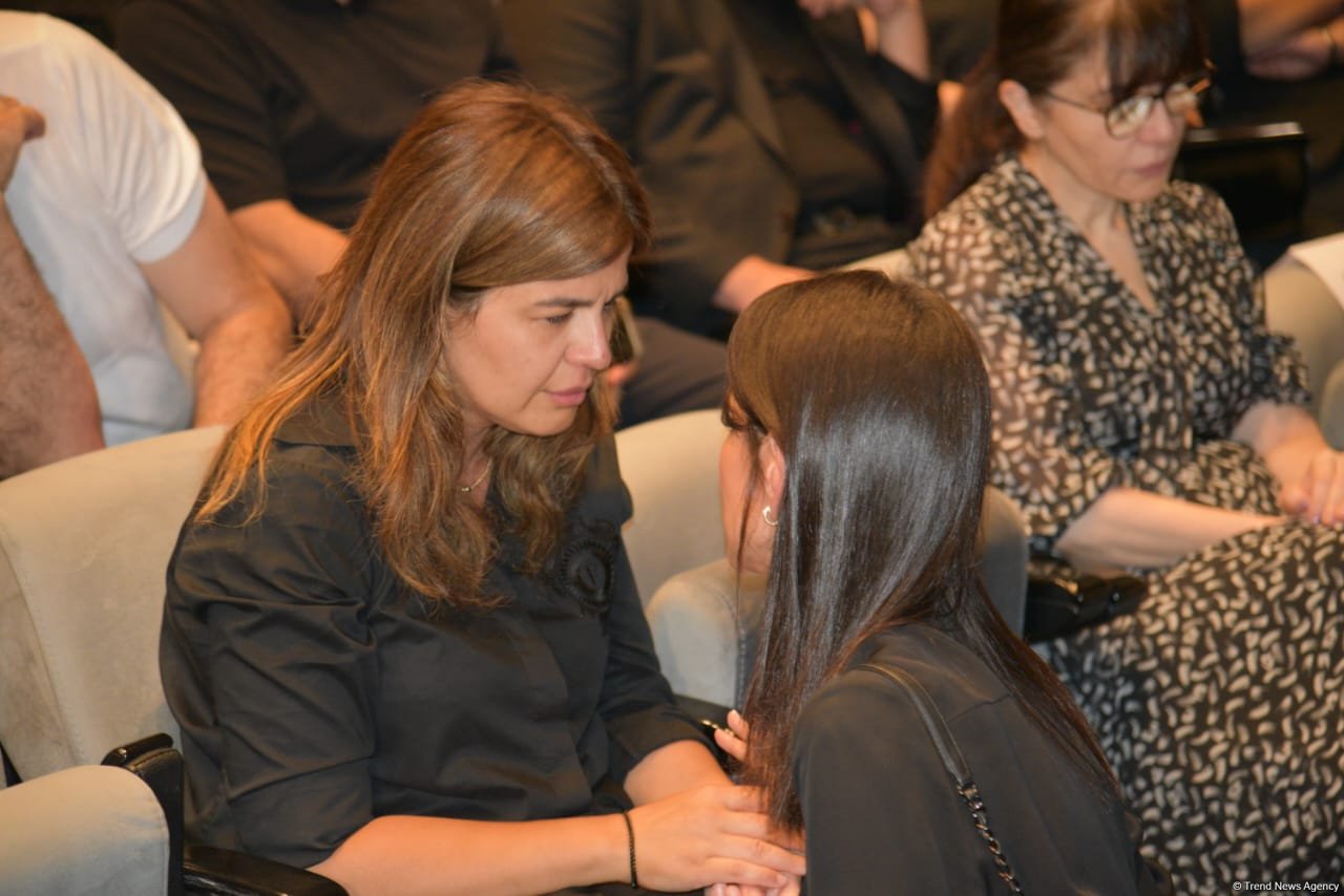 Xalq yazıçısı Elçin Əfəndiyevin nəşi Fəxri xiyabana yola salınıb (FOTO) (YENİLƏNİB)