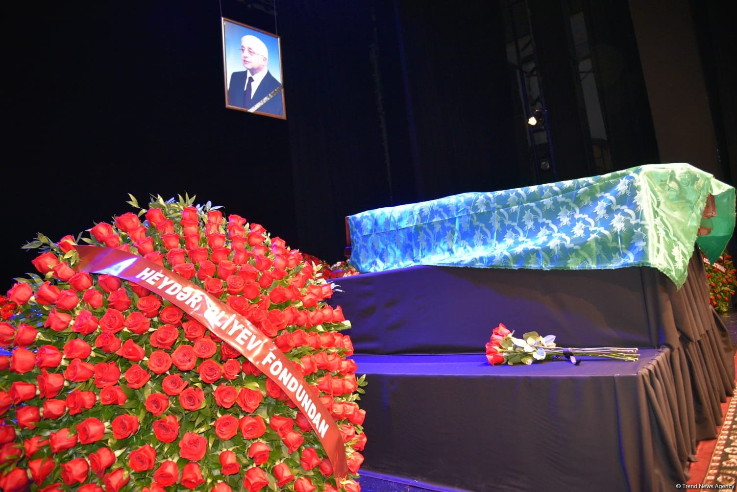 Xalq yazıçısı Elçin Əfəndiyevin nəşi Fəxri xiyabana yola salınıb (FOTO) (YENİLƏNİB)