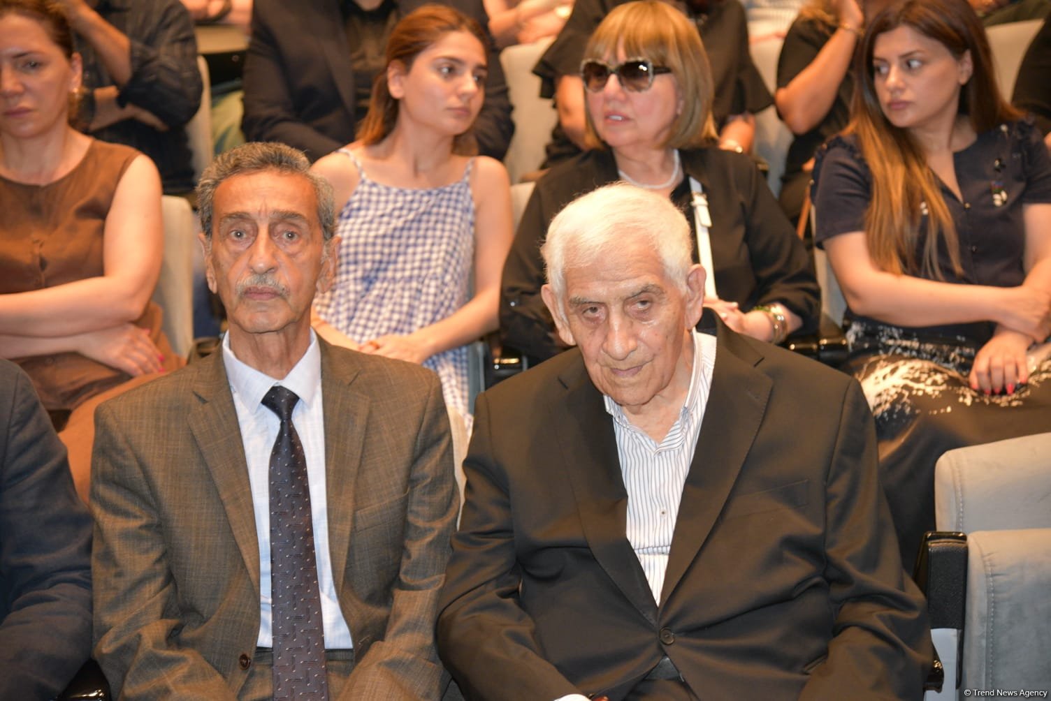Xalq yazıçısı Elçin Əfəndiyevin nəşi Fəxri xiyabana yola salınıb (FOTO) (YENİLƏNİB)