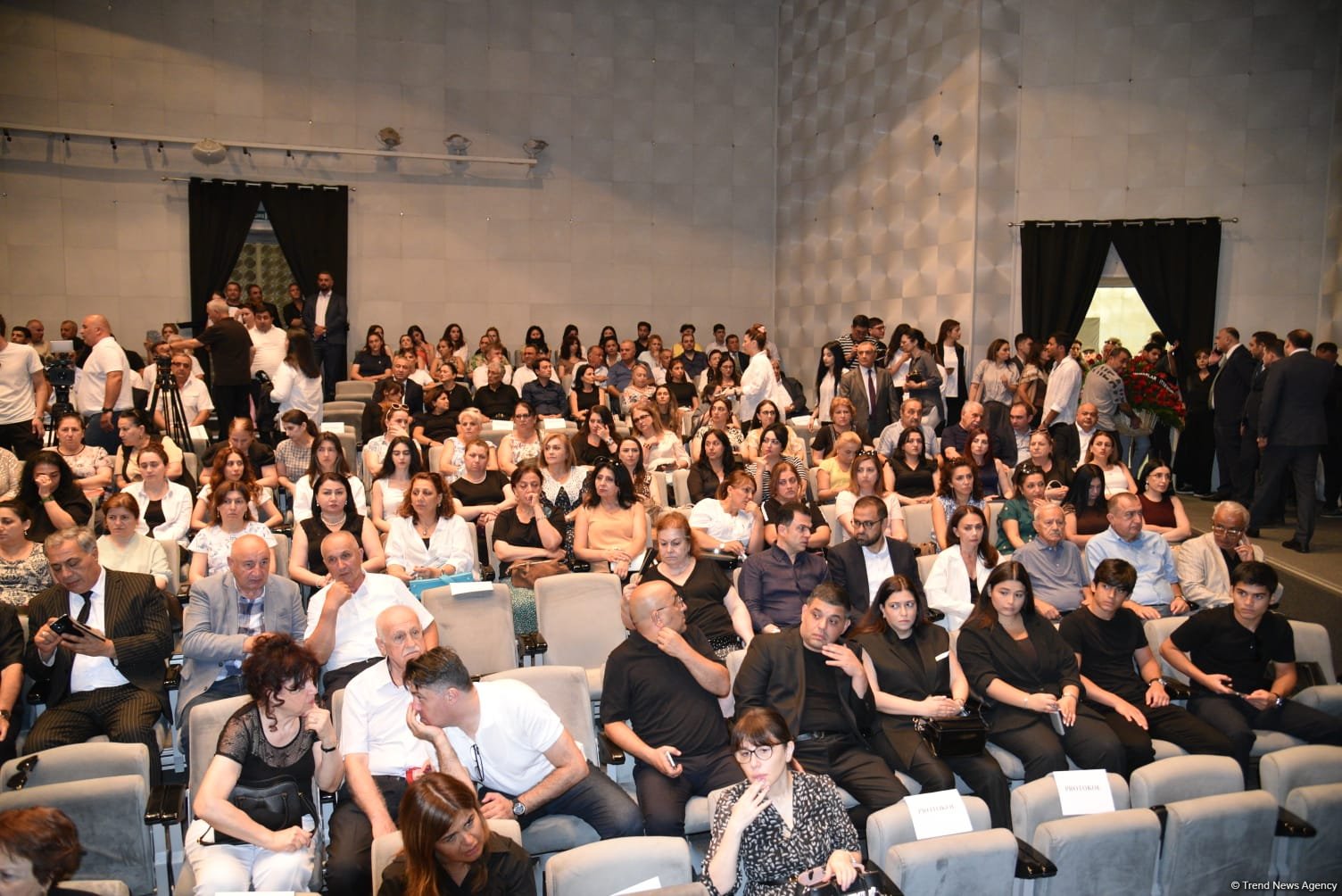 Xalq yazıçısı Elçin Əfəndiyevin nəşi Fəxri xiyabana yola salınıb (FOTO) (YENİLƏNİB)