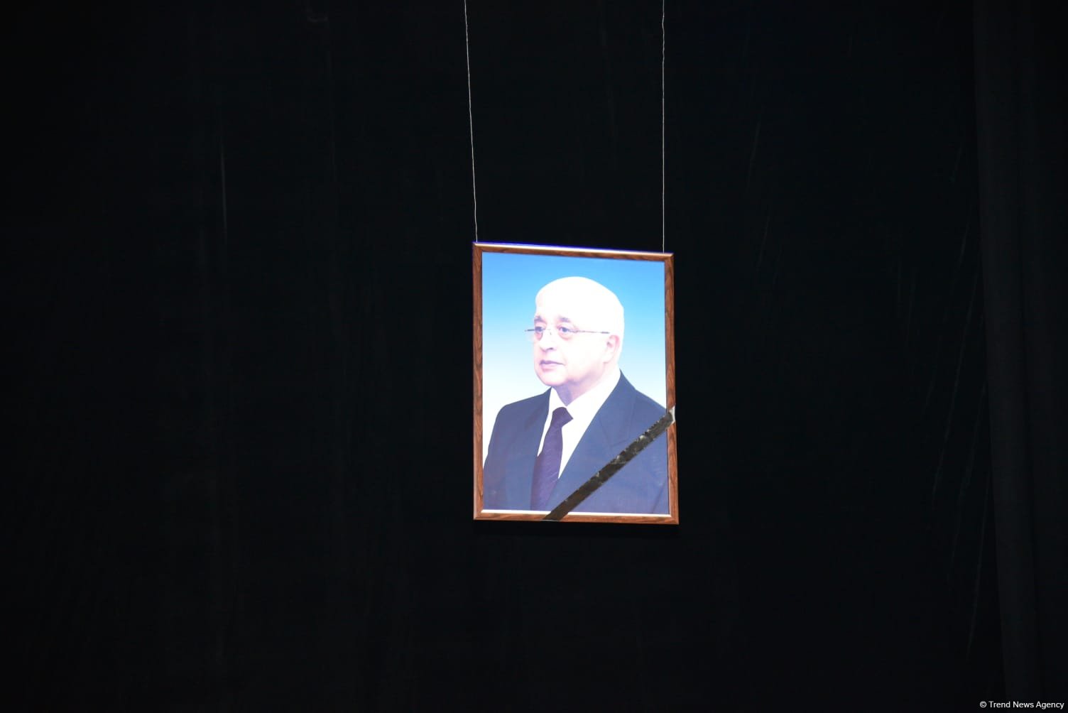 Xalq yazıçısı Elçin Əfəndiyevin nəşi Fəxri xiyabana yola salınıb (FOTO) (YENİLƏNİB)