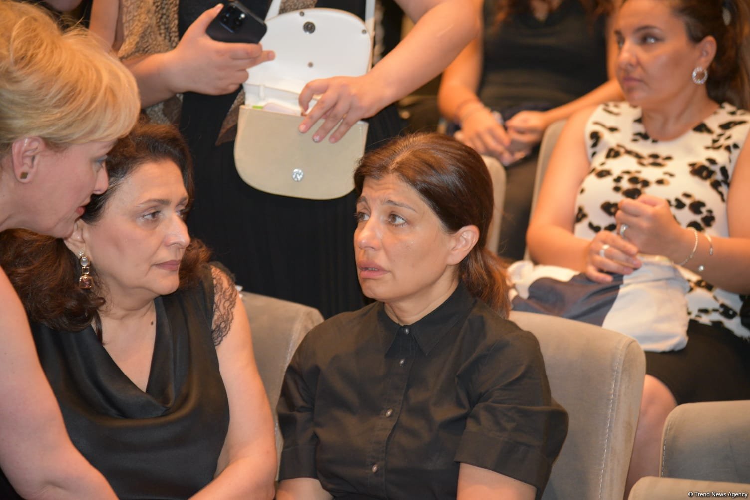 Xalq yazıçısı Elçin Əfəndiyevin nəşi Fəxri xiyabana yola salınıb (FOTO) (YENİLƏNİB)